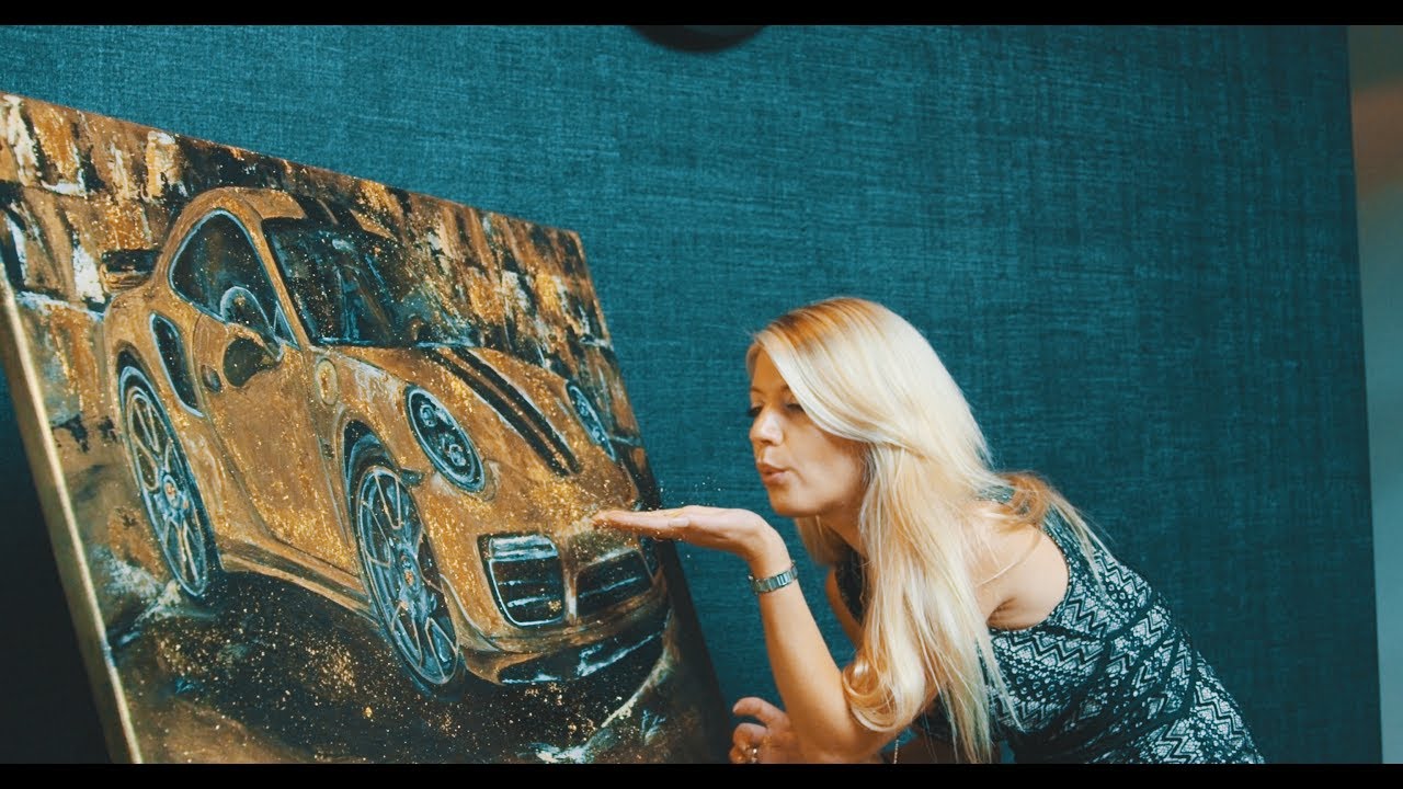 Tanja Stadnic presenting the completed gold Porsche artwork