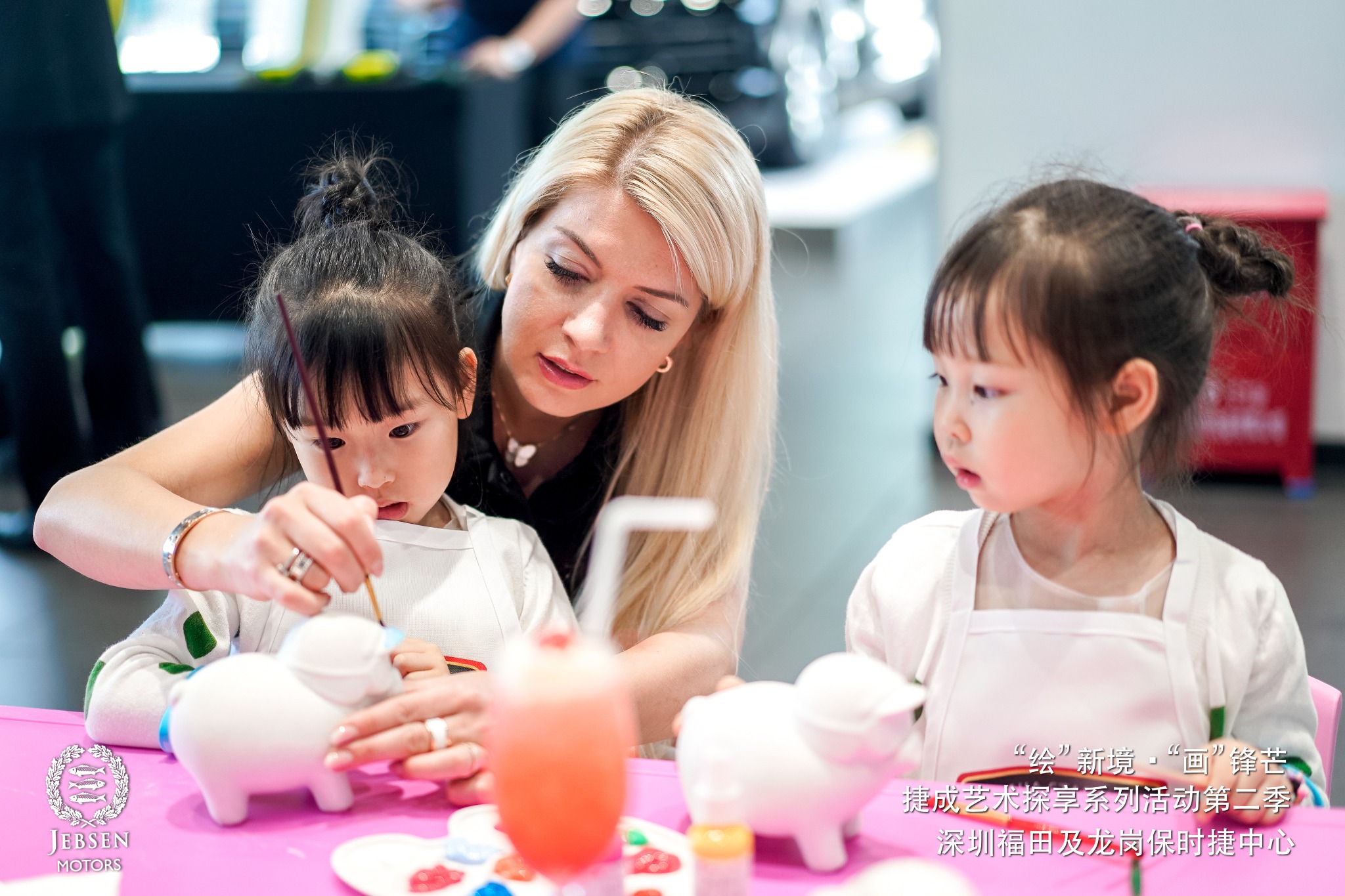 Tanja Stadnic personally guiding children during the art workshop